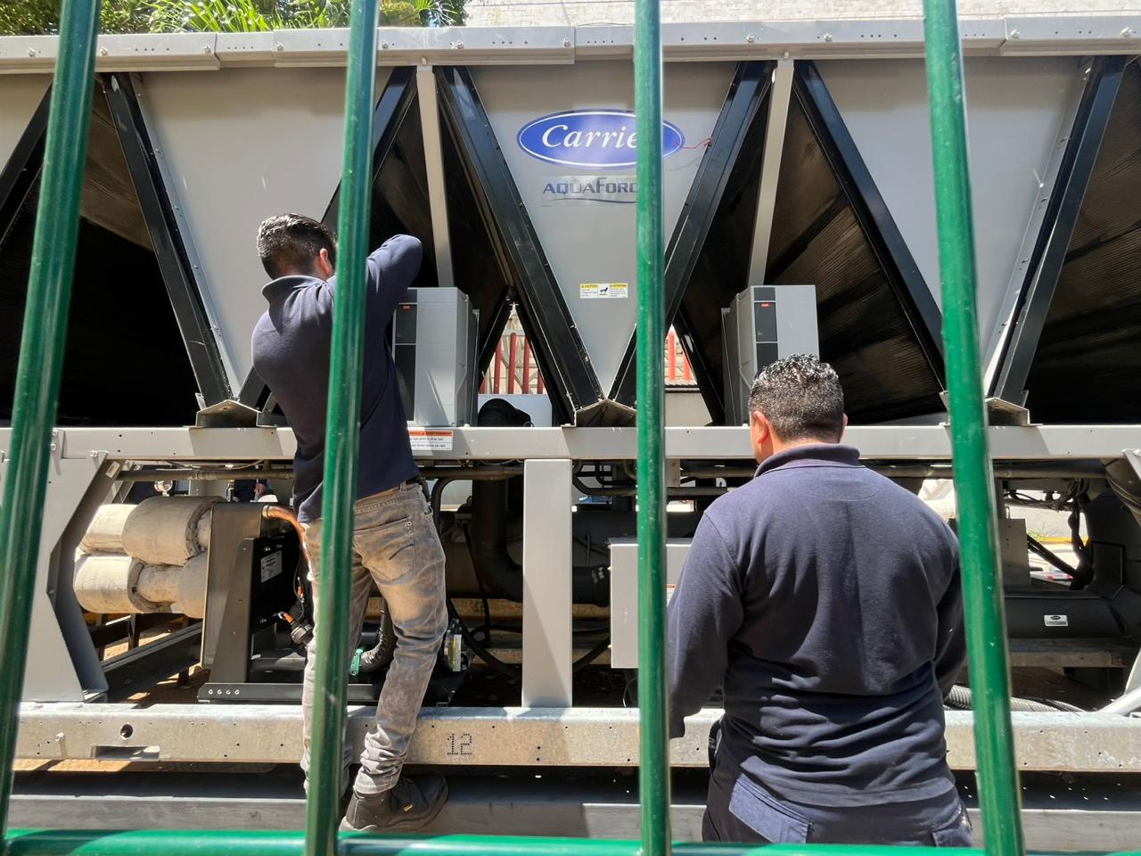 Personal trabajando en CEYE